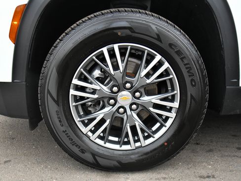 Used 2024 Chevrolet Traverse LT image 12