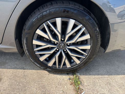 Used 2025 Nissan Altima 2.5 SV FWD image 30