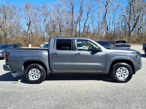 Used 2024 Nissan Frontier SV image 6