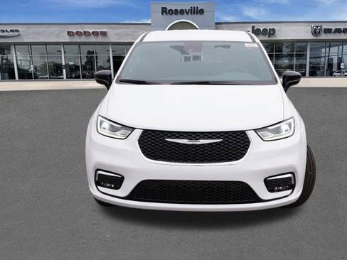 New 2026 Chrysler Pacifica Select image 8