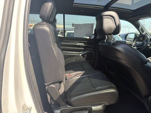 Used 2023 Jeep Wagoneer 4WD w/ Premium Group I image 17