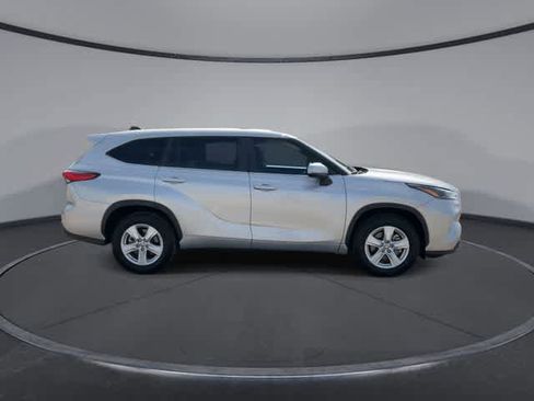 Used 2023 Toyota Highlander LE FWD image 9