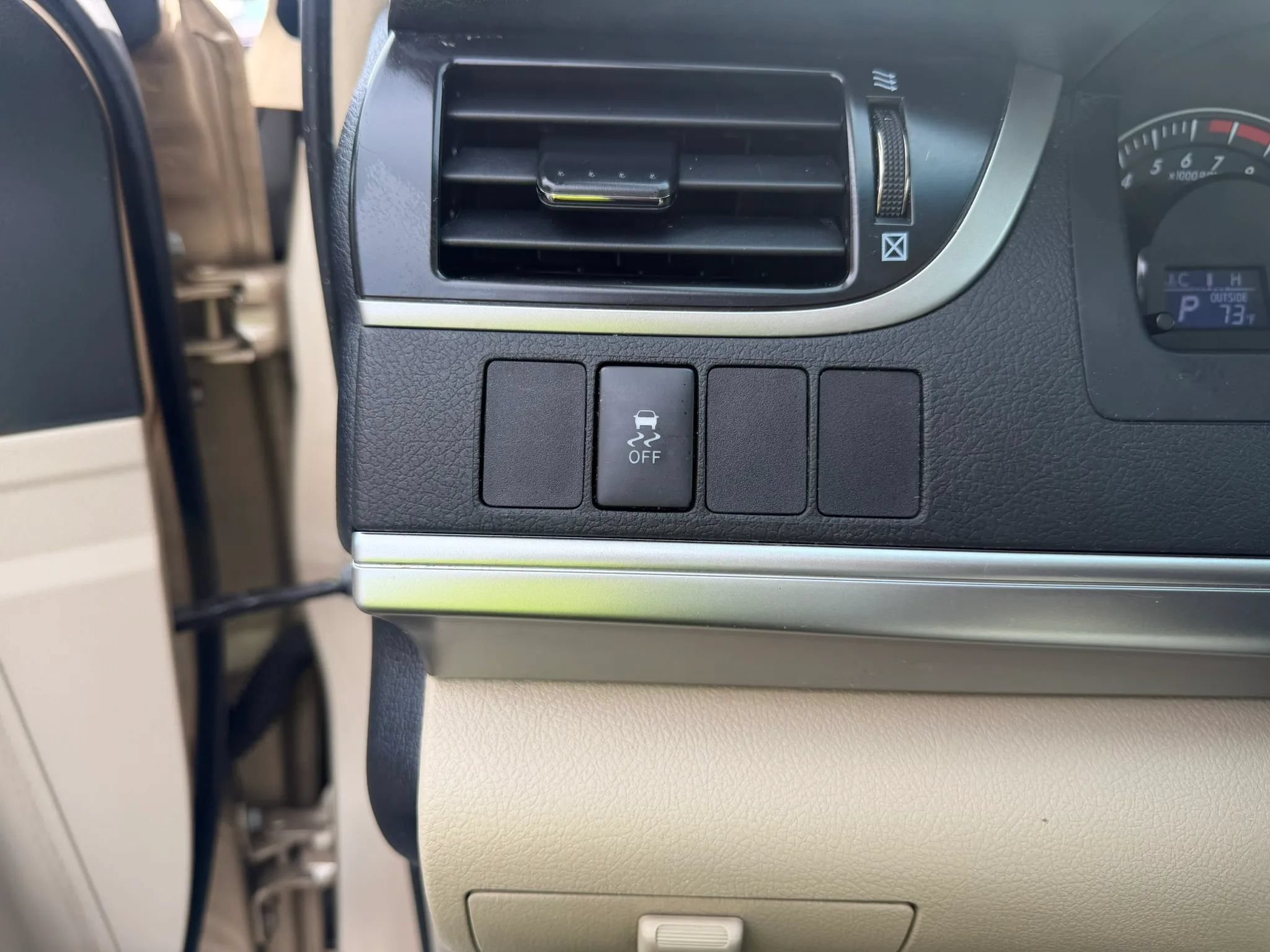 Used 2012 Toyota Camry LE FWD image 24