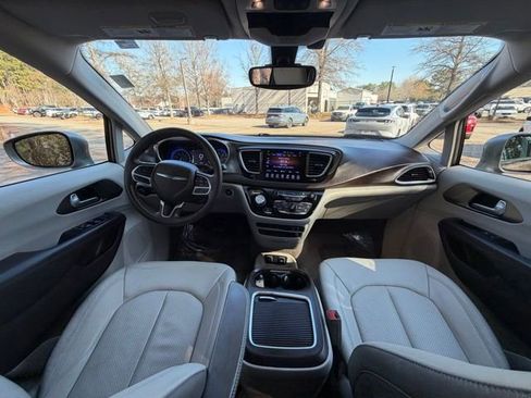 Used 2017 Chrysler Pacifica Touring-L Plus w/ Tire & Wheel Group image 6