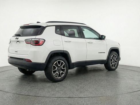 Used 2025 Jeep Compass Trailhawk AWD/4WD image 9