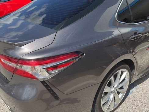 Used 2019 Toyota Camry SE image 3