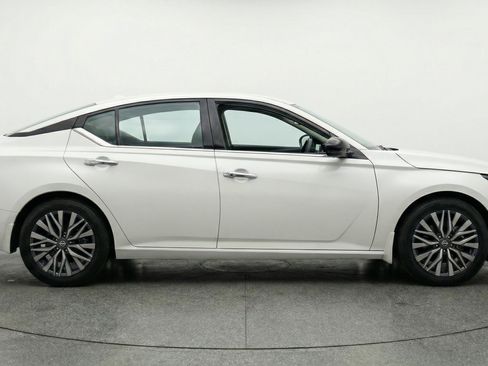 Used 2025 Nissan Altima 2.5 SV image 11