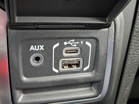 Used 2025 Jeep Gladiator Rubicon w/ Convenience Group AWD/4WD image 22