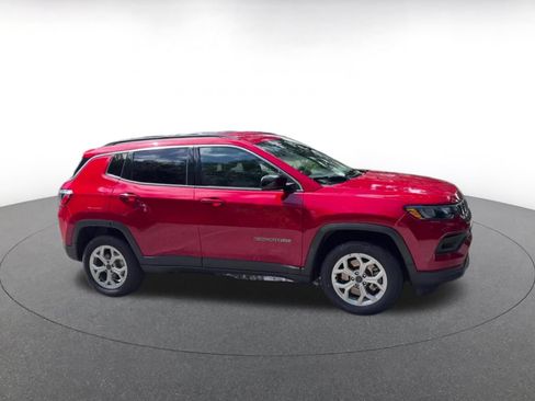 Used 2025 Jeep Compass Latitude AWD/4WD image 2