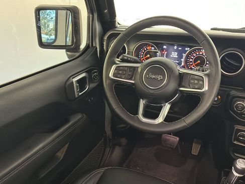 Used 2019 Jeep Wrangler Unlimited Sahara w/ Cold Weather Group AWD/4WD image 17