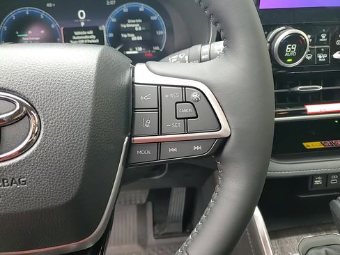 New 2025 Toyota Highlander Platinum image 15