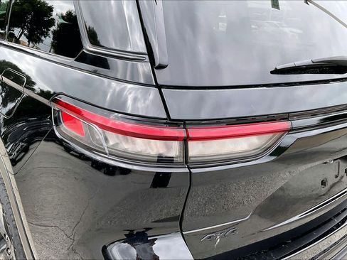 Used 2022 Jeep Grand Cherokee Altitude AWD/4WD image 25