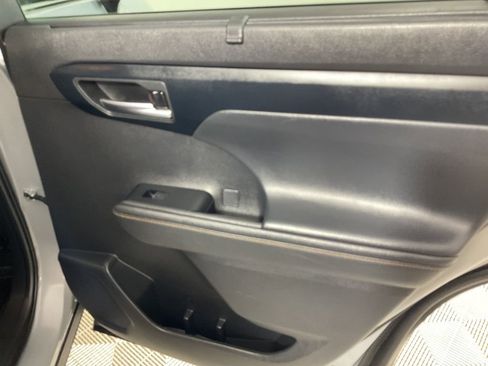 Used 2022 Toyota Highlander Bronze Edition image 25