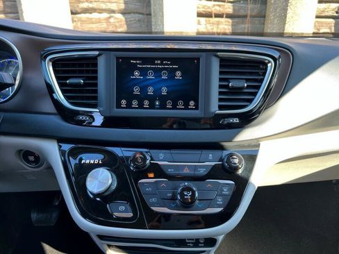 Used 2020 Chrysler Voyager L image 14