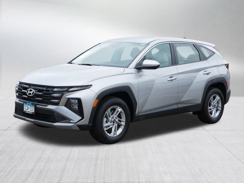 Certified 2025 Hyundai Tucson SE image 3