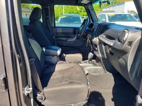 Used 2018 Jeep Wrangler Unlimited Sport w/ Connectivity Group AWD/4WD image 7