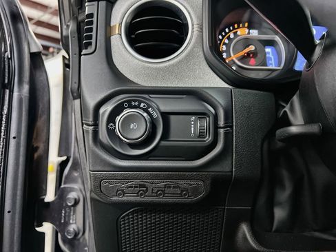 Used 2025 Jeep Wrangler Unlimited Sahara AWD/4WD image 12