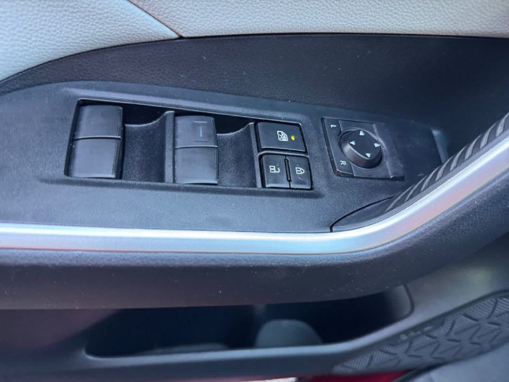 Used 2021 Toyota RAV4 XLE w/ Convenience Package AWD/4WD image 16