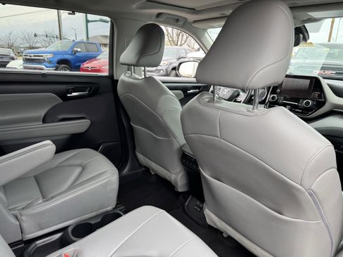 Used 2023 Toyota Highlander XLE AWD/4WD image 37