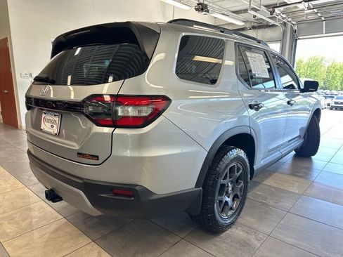 Used 2025 Honda Pilot TrailSport image 15