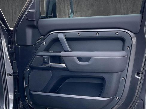 Used 2025 Land Rover Defender 110 S image 28
