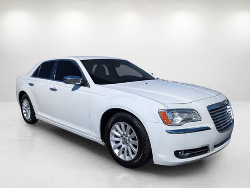 Used 2013 Chrysler 300 w/ Driver Convenience Group image 3