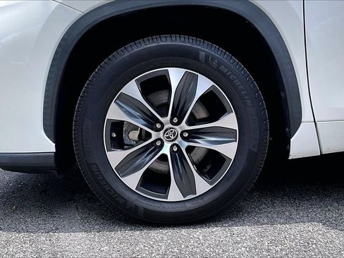 Used 2020 Toyota Highlander XLE FWD image 35