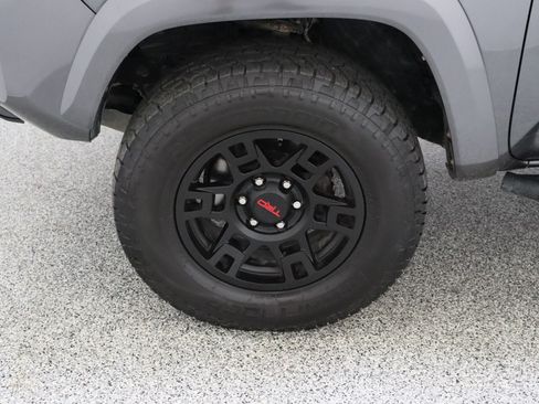 Used 2018 Toyota Tacoma TRD Sport w/ Technology Package RWD image 11