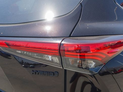 Certified 2021 Toyota Highlander XLE AWD/4WD image 8