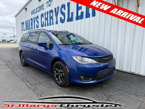 Used 2018 Chrysler Pacifica Touring-L Plus w/ S Appearance Package image 1