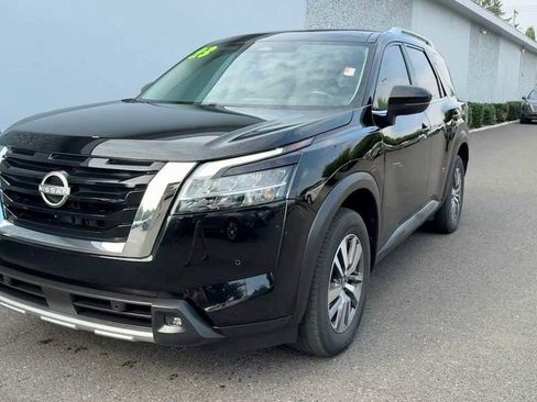 Certified 2023 Nissan Pathfinder SL image 3
