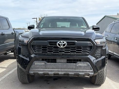 Used 2025 Toyota Tacoma TRD Off-Road image 2
