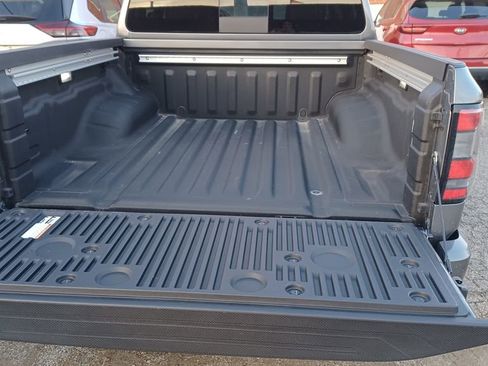 Used 2024 Nissan Frontier SV w/ SV Convenience Package image 8