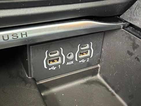 Used 2023 Chrysler Pacifica Pinnacle FWD image 33