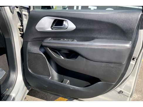 Used 2025 Chrysler Pacifica Limited FWD image 26