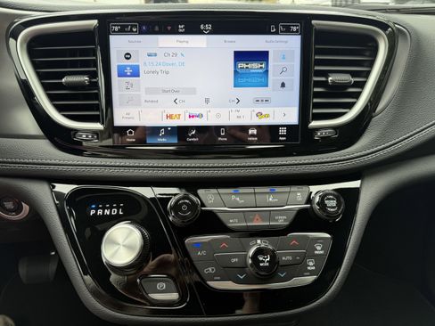 New 2026 Chrysler Pacifica Select image 10