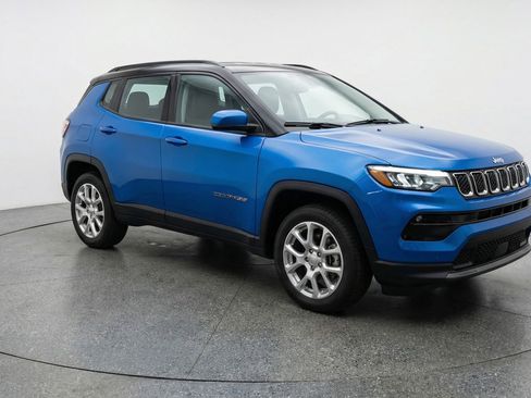 Used 2025 Jeep Compass Limited AWD/4WD image 1