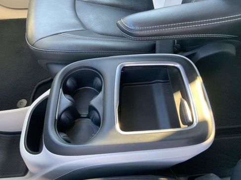 Used 2022 Chrysler Pacifica Touring-L image 51