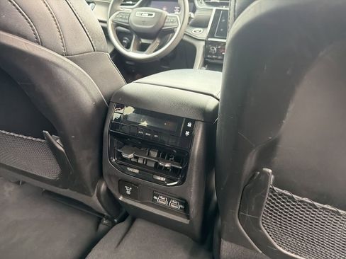 Used 2024 Jeep Grand Cherokee L Laredo image 20