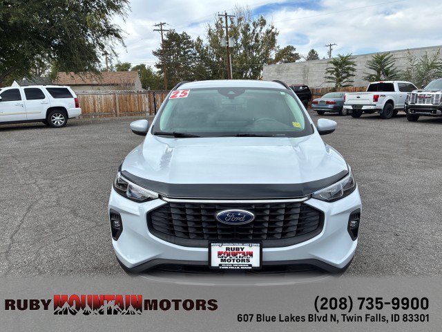 Used 2025 Ford Escape Platinum AWD/4WD image 2