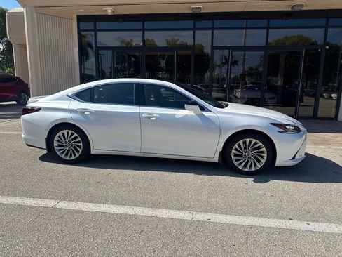 Used 2022 Lexus ES 350 Ultra Luxury w/ Accessory Package 2 FWD image 4