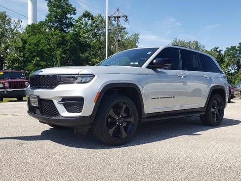 Used 2023 Jeep Grand Cherokee Altitude AWD/4WD image 8