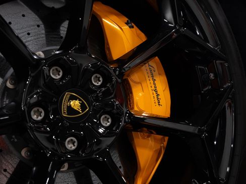 Used 2024 Lamborghini Urus Performante AWD/4WD image 23
