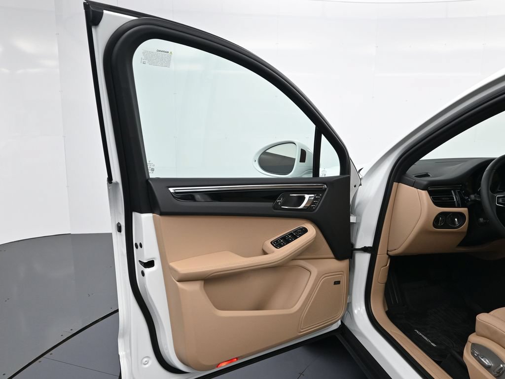 Certified 2026 Porsche Macan AWD/4WD image 16