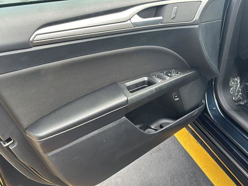 Used 2020 Ford Fusion SE FWD image 11