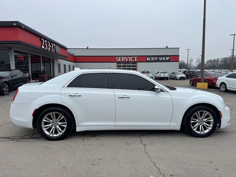 Used 2016 Chrysler 300 C image 2