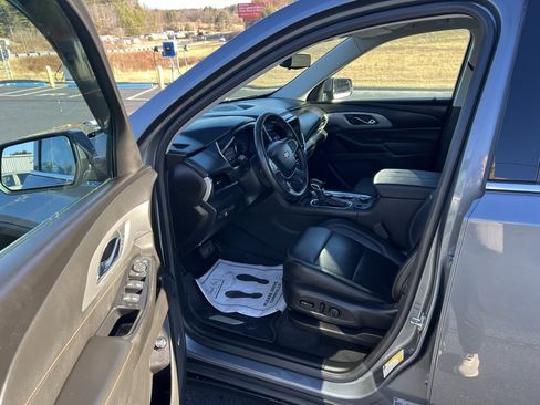 Used 2021 Chevrolet Traverse LT w/ LT Premium Package image 9