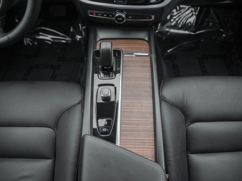 Used 2025 Volvo V60 B5 Cross Country Plus image 26