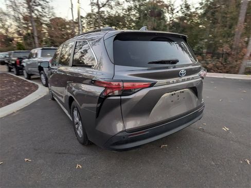 Used 2021 Toyota Sienna XLE image 5