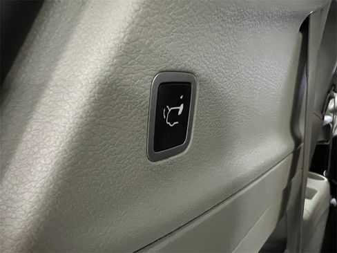 Used 2022 Chrysler Pacifica Touring-L image 16